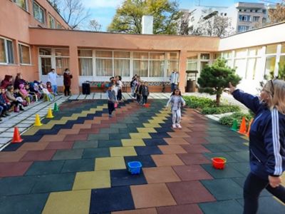 Спортен празник в двора на детската градина 4