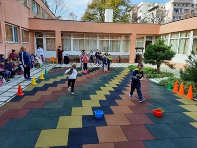 Спортен празник в двора на детската градина 5