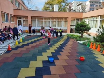 Спортен празник в двора на детската градина 6