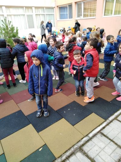 Спортен празник в двора на детската градина 8