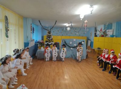 Снежинки, разстилайте чергите бели, над друми широки и тесни пътеки..." 5