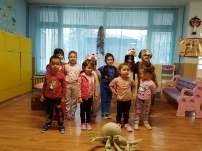Драматизация на приказката "Дядо и ряпа" 1