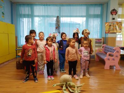 Драматизация на приказката "Дядо и ряпа" 2