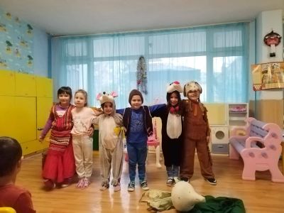 Драматизация на приказката "Дядо и ряпа" 3