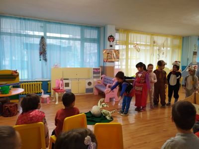 Драматизация на приказката "Дядо и ряпа" 4