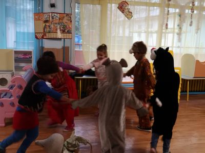 Драматизация на приказката "Дядо и ряпа" 5