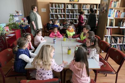 Гостуване на децата от трета група в Регионална библиотека "П.Стъпов"-Търговище 1