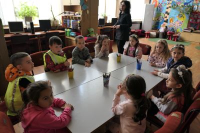 Гостуване на децата от трета група в Регионална библиотека "П.Стъпов"-Търговище 2