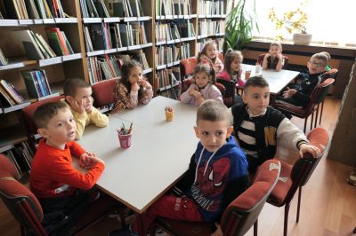 Гостуване на децата от трета група в Регионална библиотека "П.Стъпов"-Търговище 3