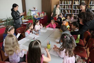 Гостуване на децата от трета група в Регионална библиотека "П.Стъпов"-Търговище 5