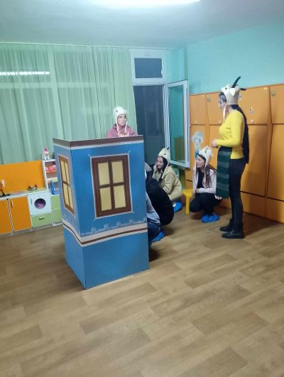 Театрализираните дейности като интерактивен метод за стимулиране на речевата активност на децата"-драматизации от  деца и родители в трета "А"-дейности по ПроектBG05SFPR001-1.003-0001 „Силен старт“-за интензивна работа с родителите 10