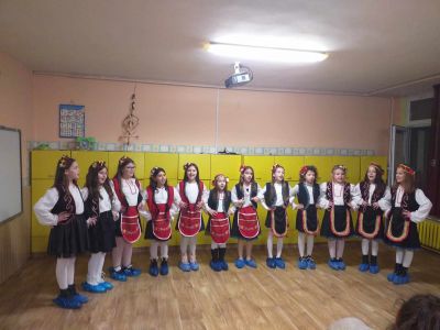 Практикум за изработване на сурвакници в четвърта група. Дейности по Проект BG05SFPR001-1.003-0001"Силен старт"за интензивна работа с родителите за формиране на положителни нагласи към образованието и за пълноценното им участие в образователния пр 1