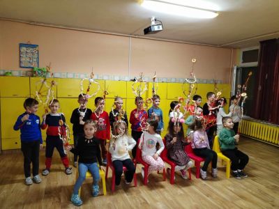 Практикум за изработване на сурвакници в четвърта група. Дейности по Проект BG05SFPR001-1.003-0001"Силен старт"за интензивна работа с родителите за формиране на положителни нагласи към образованието и за пълноценното им участие в образователния пр 3