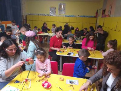 Практикум за изработване на сурвакници в четвърта група. Дейности по Проект BG05SFPR001-1.003-0001"Силен старт"за интензивна работа с родителите за формиране на положителни нагласи към образованието и за пълноценното им участие в образователния пр 8