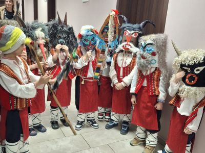 Малки кукери гостуват в РУО-Търговище 1