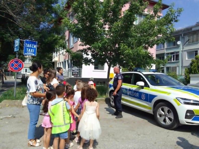 Участие на деца от ДГ№8"Слънце"-гр.Търговище в "Мисия - безопасно лято за най-малките"-съвместно с Комисията за борба с противообществените прояви - голяма снимка