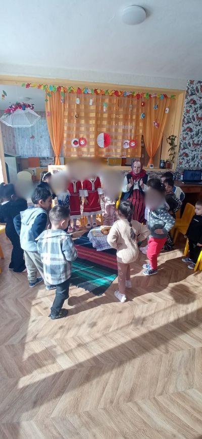 Баба Марта гостува на децата от разновъзрастова група с.Голямо ново 3