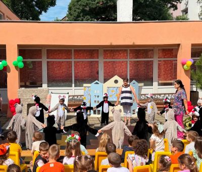 Открита театрална сцена в двора на детската градина 1