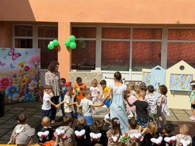 Открита театрална сцена в двора на детската градина 2