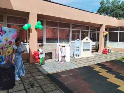 Открита театрална сцена в двора на детската градина 4