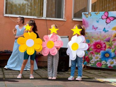 Открита театрална сцена в двора на детската градина 5