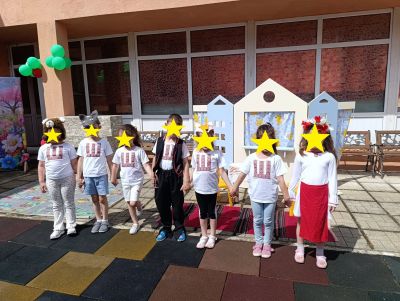 Открита театрална сцена в двора на детската градина 7